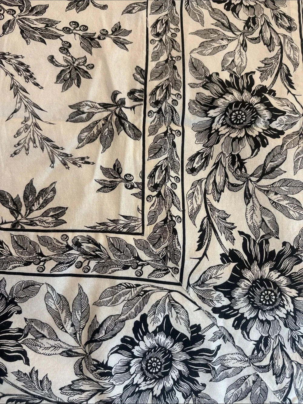 Black and White Floral Oblong Tablecloth